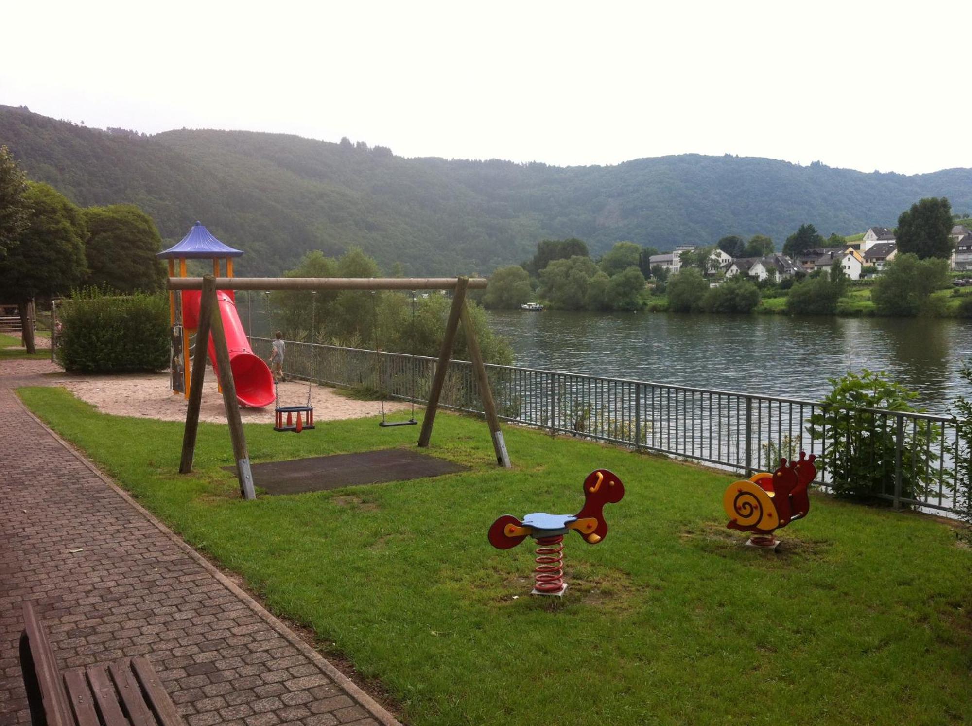 Haus Marlene Apartment Zell an der Mosel Luaran gambar